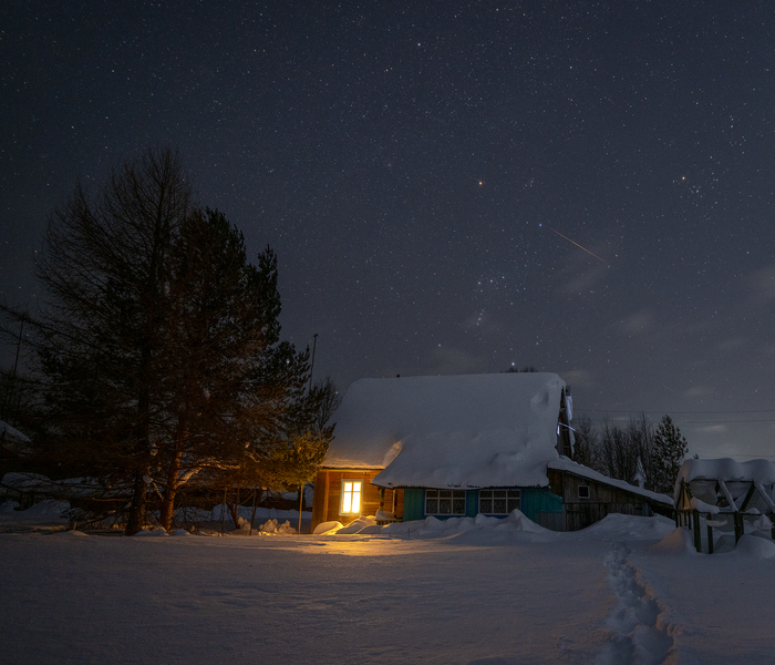 Звездная ночь у домика в деревне