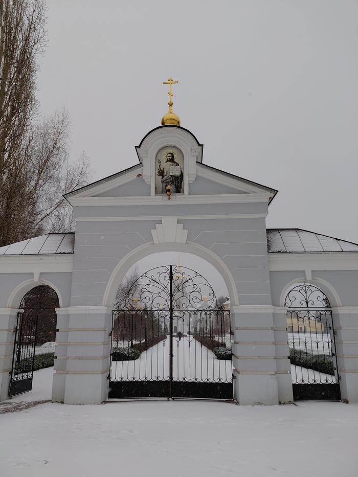 Ворота храма, за которыми сам храм...