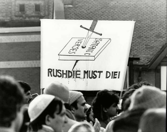 Демонстрация против Рушди. Дерби. Март 1989Фото: Mirrorpix / Getty Images