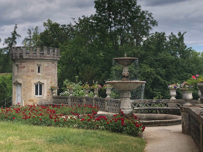 Терраса перед замком с цветочным партером, фонтаном и балюстрадой открывает великолепный вид на долину Ица — отец любил сидеть здесь по вечерам и смотреть на закат.