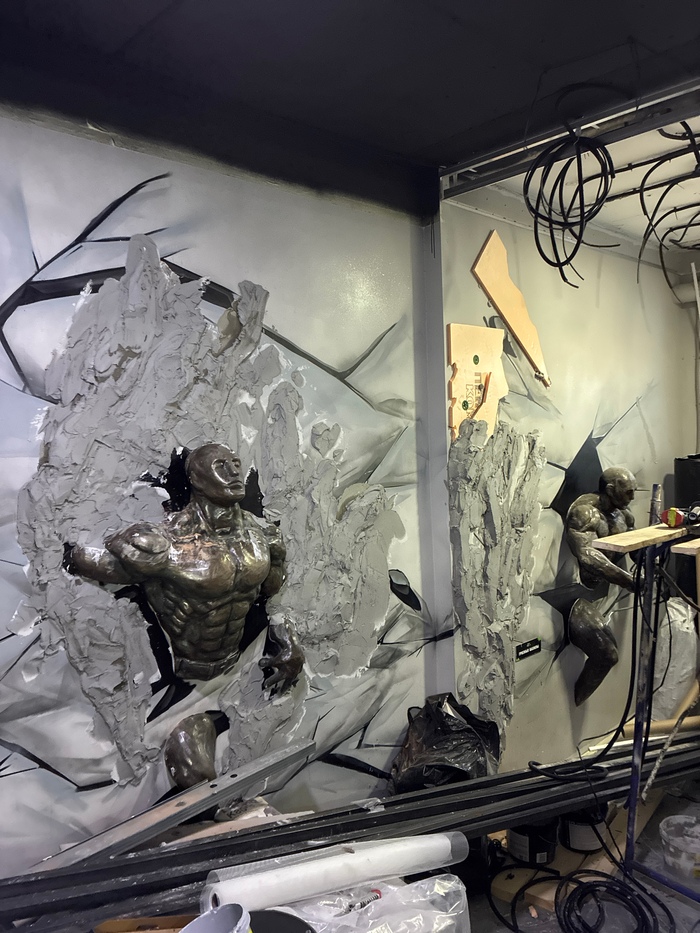 Высохло? Накидываем объем гипсовой смесью, продолжая формировать направление, фактуру и рисунок будущих скал