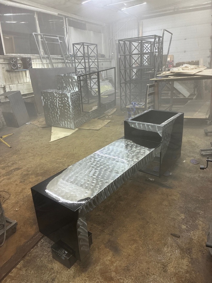 Скамейка с кашпо, тож стальная