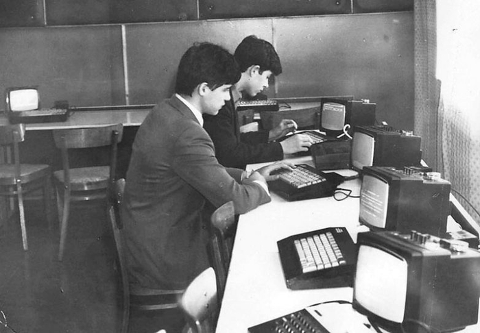 Суровые, советские компьютерные клубы в середине 1980-х годов, где обучение и развлечение шли рука об руку. Это вам не одну кнопку нажать и готово!