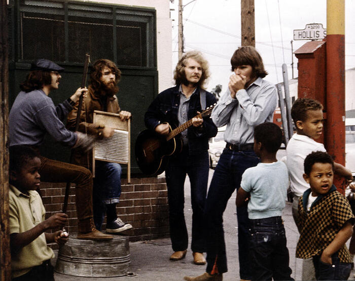 Creedence Clearwater Revival ������ �� ���. �� ����� ���� ��� ���� �� ���������� ��� ������� ������� "Willy and the Poor Boys". ����� � �������, ����������, �� ���� ���� ������ � ������.