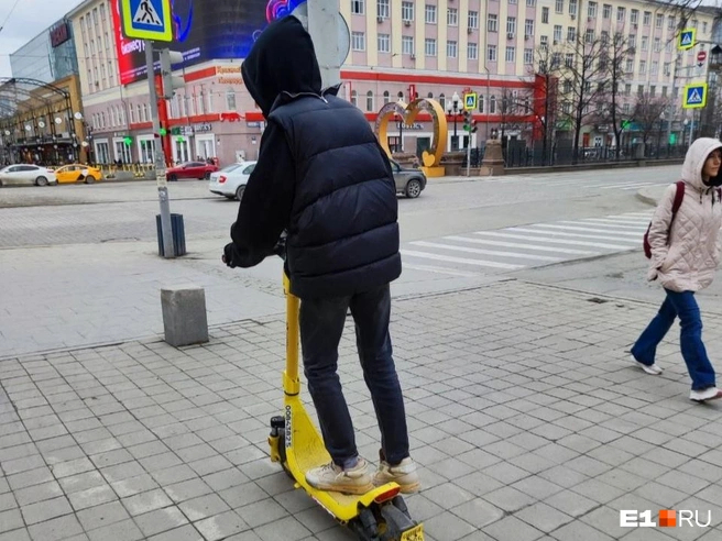 «Бросили своих электрических убийц и отбежали». Екатеринбурженка объявила войну самокатчику, который едва не покалечил ее дочь