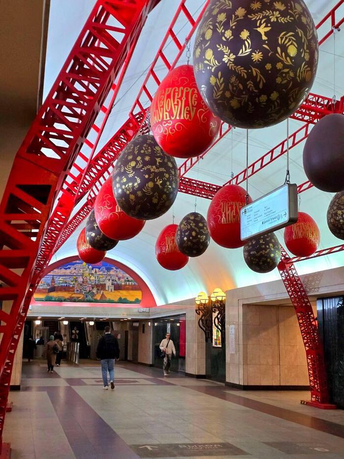 К Пасхе станцию метро "Трубная" украсили 140 расписных яиц