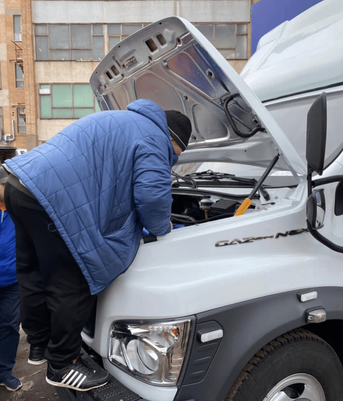 Отец Дмитрия на приемке новых ГАЗонов 