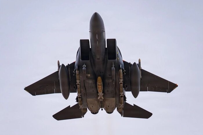 ������ �������� ������������� F-15E, ����������� � �������� � �������� ��� ��������� ������ �� �����, �������� 6 ������ 227-�� GBU-38 JDAM, 1 ������� 900-�� GBU-31 JDAM � ��� ��������� ��������� ���� (���). ����������� ��-����� �������� �������������