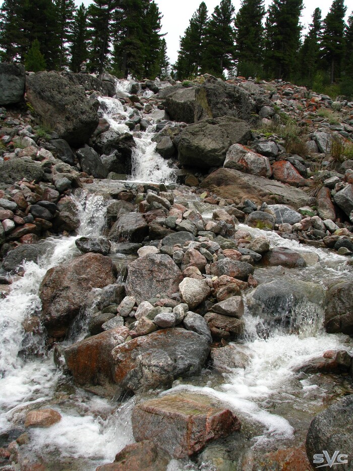 Хорошая такая речка, впадающая в Зун-Хандагай. Через 2 дня её тут уже не было.