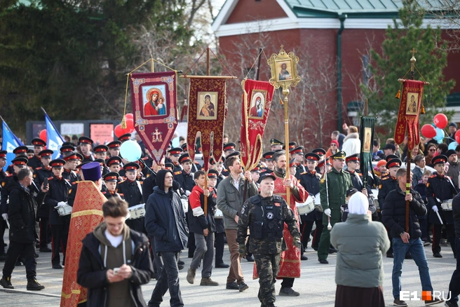 ��������: ��������� �������� / <!--noindex--><a href="https://pikabu.ru/story/vzyali_s_soboy_detey_i_sobak_po_ekaterinburgu_proshlas_tolpa_veruyushchikh_paskhalnyiy_fotoreportazh_13875886?u=http%3A%2F%2FE1.RU&t=E1.RU&h=d14cb2f4849bc246a517d6332b909846dc263a36" title="http://E1.RU" target="_blank" rel="nofollow noopener">E1.RU</a><!--/noindex-->