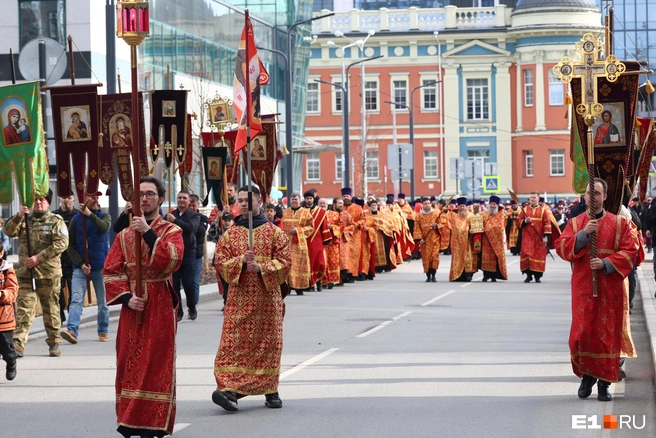 ��������: ��������� �������� / <!--noindex--><a href="https://pikabu.ru/story/vzyali_s_soboy_detey_i_sobak_po_ekaterinburgu_proshlas_tolpa_veruyushchikh_paskhalnyiy_fotoreportazh_13875886?u=http%3A%2F%2FE1.RU&t=E1.RU&h=d14cb2f4849bc246a517d6332b909846dc263a36" title="http://E1.RU" target="_blank" rel="nofollow noopener">E1.RU</a><!--/noindex-->