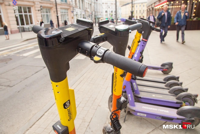 Поездки на самокатах перестали быть только развлечением Источник: Дмитрий Толстошеев / <!--noindex--><a href="https://pikabu.ru/story/teper_bez_veterka_v_ekaterinburge_zapretili_byistruyu_ezdu_na_yelektrosamokatakh_13877860?u=http%3A%2F%2FMSK1.RU&t=MSK1.RU&h=8fa65bc682a1e754c0494d9fd471c7f4f657b4a8" title="http://MSK1.RU" target="_blank" rel="nofollow noopener">MSK1.RU</a><!--/noindex-->