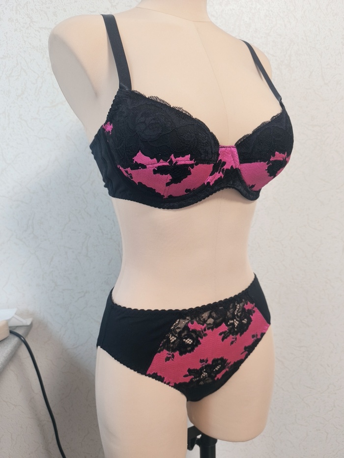 Комплект нижнего белья из кружева
