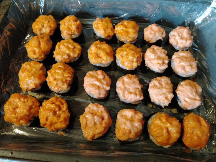 С более яркой шапочкой - острые, побледнее - не острые