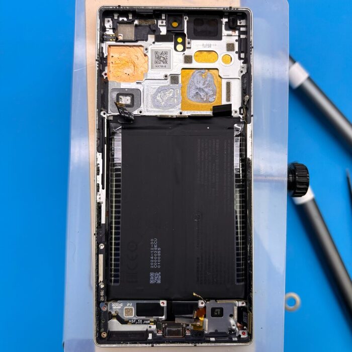 Разбираем Red Magic 10 Pro до голой рамы — снимаем платы, камеры и аккумулятор