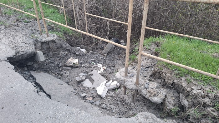 А дальше офигела. Других слов нет. Мало того, что дорога не выдержала видимо снега и морозов, так судя по всему изначально не было укреплено как положено.