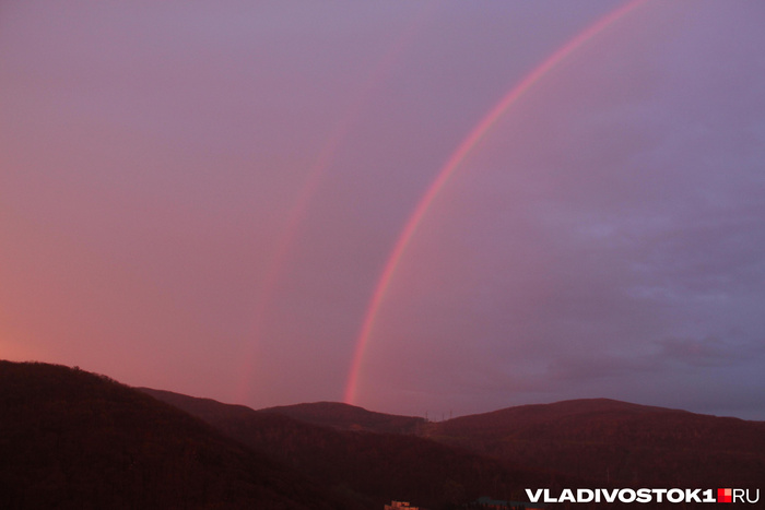 �������� �������� / <!--noindex--><a href="https://pikabu.ru/story/gigantskuyu_dvoynuyu_radugu_snyali_nad_vladivostokom_13920877?u=http%3A%2F%2FVLADIVOSTOK1.RU&t=VLADIVOSTOK1.RU&h=65ff03fe28c7228e4127e83457e6f4a14f0430f6" title="http://VLADIVOSTOK1.RU" target="_blank" rel="nofollow noopener">VLADIVOSTOK1.RU</a><!--/noindex-->