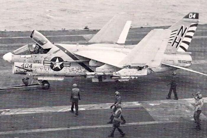 6. ����� A-7 Corsair II ������ ���������� ������ ��������� � �������� �������� ���������� ��� ��������� (<a href="https://pikabu.ru/story/v_zhizni_kazhdogo_cheloveka_byivayut_momentyi_kogda_prizemlilsya_ne_na_tu_palubu_13939007?u=https%3A%2F%2Fwww.reddit.com%2Fr%2Fnavy%2Fcomments%2F1g1x74k%2Flanding_on_the_wrong_carrier_gets_you_graffiti%2F%3Ftl%3Dru&t=%D0%98%D1%81%D1%82%D0%BE%D1%87%D0%BD%D0%B8%D0%BA&h=3b93b0c5b8939fa0d6b80832d671594d12165ad2" title="https://www.reddit.com/r/navy/comments/1g1x74k/landing_on_the_wrong_carrier_gets_you_graffiti/?tl=ru" target="_blank" rel="nofollow noopener">��������</a>)