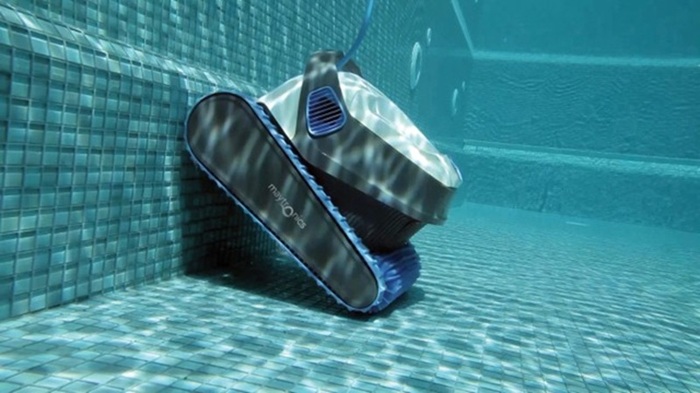 Пылесос Maytronics Dolphin S200 экономно расходует энергию и потребляет всего 150 Вт электричества за час работы — это примерно как горит яркая лампочка
