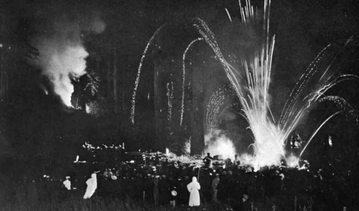 Церемония "Сожжение сострадания" в 1907 году