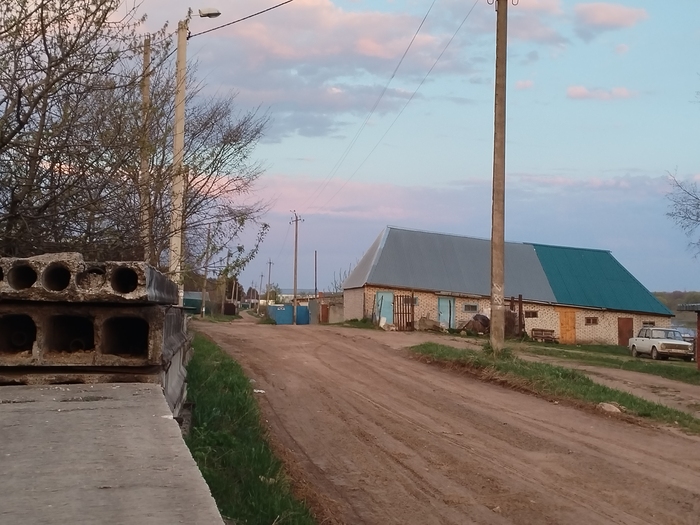 Гроза ушла на восток, поливать Давыдовскую пойму. У нас тут немного лишь пыль смочило.