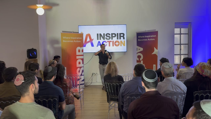 Лиам Ратнер вдохновляет строителей на мероприятии Inspiraction.( Фото : Макс Мансур )