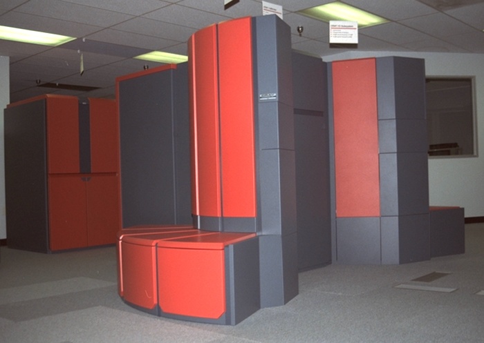 Cray Y-MP суперкомпьютер в NASA/GSFC (NCCS branch) <a href="https://pikabu.ru/story/indiya_khotela_kupit_superkompyuter_ey_otkazali_ona_sobrala_svoy_13971304?u=https%3A%2F%2Fru.wikipedia.org%2Fwiki%2F%25D0%25A4%25D0%25B0%25D0%25B9%25D0%25BB%3ACray_Y-MP_GSFC.jpg&t=%D0%B8%D1%81%D1%82%D0%BE%D1%87%D0%BD%D0%B8%D0%BA&h=8d05255934ba8d5dc408aa8c60af0220b0408bbe" title="https://ru.wikipedia.org/wiki/%D0%A4%D0%B0%D0%B9%D0%BB:Cray_Y-MP_GSFC.jpg" target="_blank" rel="nofollow noopener">источник</a>