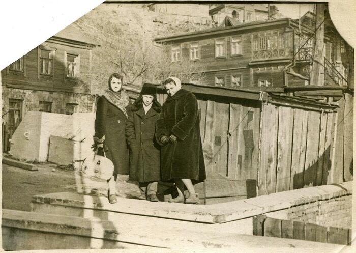 �� ����� ���� �� ����� ����� ���������, 16, 1958�1961 ���� (<!--noindex--><a href="https://pikabu.ru/story/telnyashki_i_platya_v_goroshek_kak_odevalis_i_menyalis_zhenshchinyi_vladivostoka_v_xx_veke_13991333?u=http%3A%2F%2Fpastvu.com&t=pastvu.com&h=44ec87a553be7941f5f3d0340aab231e0bb40a9c" title="http://pastvu.com" target="_blank" rel="nofollow noopener">pastvu.com</a><!--/noindex-->)