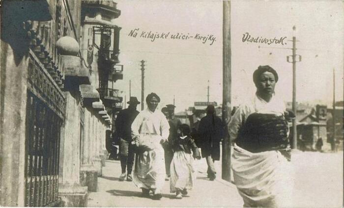 �������� �� ��������� �����, 1918�1919 ���� (<!--noindex--><a href="https://pikabu.ru/story/telnyashki_i_platya_v_goroshek_kak_odevalis_i_menyalis_zhenshchinyi_vladivostoka_v_xx_veke_13991333?u=http%3A%2F%2Fpastvu.com&t=pastvu.com&h=44ec87a553be7941f5f3d0340aab231e0bb40a9c" title="http://pastvu.com" target="_blank" rel="nofollow noopener">pastvu.com</a><!--/noindex-->)