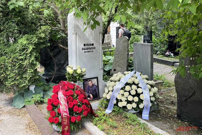 ������ ����� �������� �� ������������ ��������. ����: <a href="https://pikabu.ru/story/i_belyiy_mramor_potemnel_kak_vyiglyadit_mogila_olega_efremova_segodnya_14003308?u=https%3A%2F%2Faif.ru%2F&t=%D0%90%D0%B8%D0%A4&h=f5982b8f2d6f8c417b8f18af99b707f0561b0035" title="https://aif.ru/" target="_blank" rel="nofollow noopener">���</a>/ ����� �������
