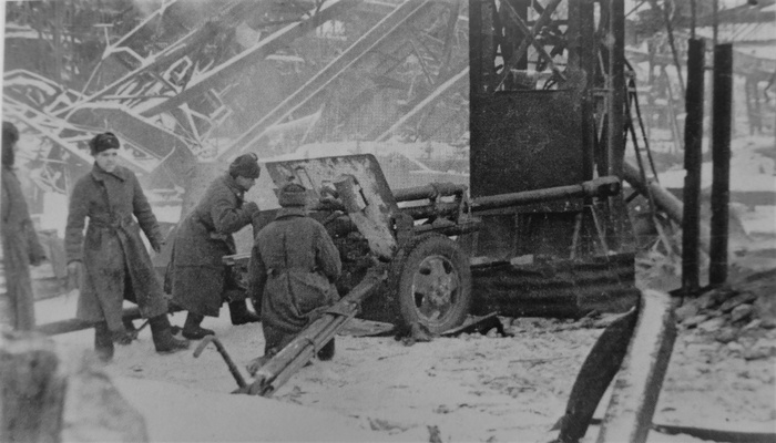 ЗИС-3 в боях за завод «Красный Октябрь». За счёт расположения в руинах делались засады, позволявшие поражать вражескую технику с неожиданных ракурсов.