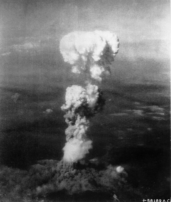 ������ �� �������� ������ ��� ���������, 6 ������� 1945 ����. � ������ ������ ����� ���� �������� �� ������ ����� 6 ��. (<a href="https://pikabu.ru/story/ya_mog_umeret_v_lyuboy_iz_yetikh_dney_vsyo_chto_sluchilos_potom__yeto_bonus_14010430?u=https%3A%2F%2Fcommons.wikimedia.org%2Fwiki%2FFile%3AAtomic_cloud_over_Hiroshima.jpg&t=%D0%98%D1%81%D1%82%D0%BE%D1%87%D0%BD%D0%B8%D0%BA&h=e94192d418bcb6094962e59d107f3a09e68f9699" title="https://commons.wikimedia.org/wiki/File:Atomic_cloud_over_Hiroshima.jpg" target="_blank" rel="nofollow noopener">��������</a>)