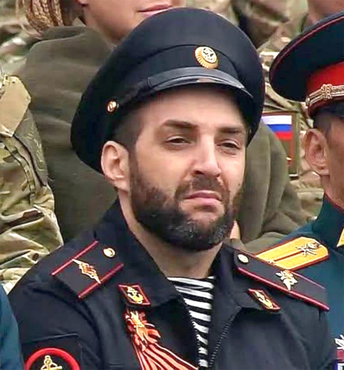 Среди военнослужащих был замечен бородач в форме морской пехоты, на плечах которого погоны рядового, украшенные орлами…. с полицейской фуражки. Фото: Кадр видеотрансляции Парада Победы.