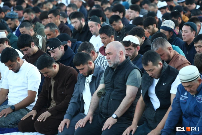 Источник: Владислав Лоншаков / <!--noindex--><a href="https://pikabu.ru/story/zachem_rezat_barana_kak_tyisyachi_musulman_sobralis_na_molitvu_na_sortirovke_14009835?u=http%3A%2F%2FE1.RU&t=E1.RU&h=d14cb2f4849bc246a517d6332b909846dc263a36" title="http://E1.RU" target="_blank" rel="nofollow noopener">E1.RU</a><!--/noindex-->