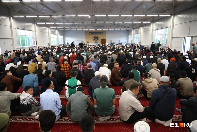 Источник: Владислав Лоншаков / <!--noindex--><a href="https://pikabu.ru/story/zachem_rezat_barana_kak_tyisyachi_musulman_sobralis_na_molitvu_na_sortirovke_14009835?u=http%3A%2F%2FE1.RU&t=E1.RU&h=d14cb2f4849bc246a517d6332b909846dc263a36" title="http://E1.RU" target="_blank" rel="nofollow noopener">E1.RU</a><!--/noindex-->