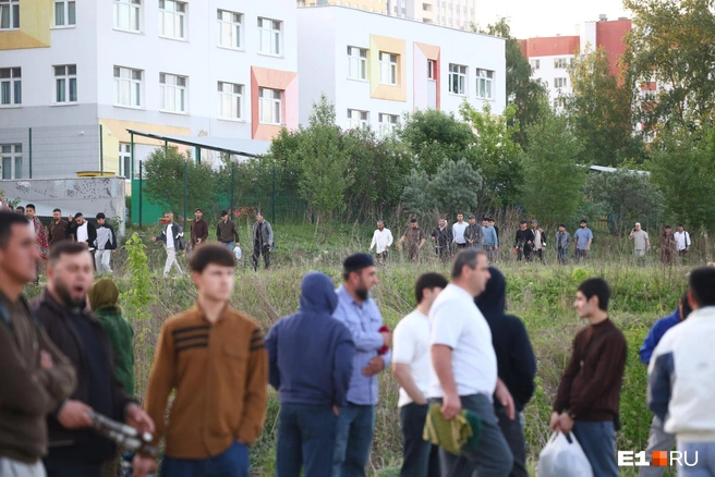 Источник: Владислав Лоншаков / <!--noindex--><a href="https://pikabu.ru/story/zachem_rezat_barana_kak_tyisyachi_musulman_sobralis_na_molitvu_na_sortirovke_14009835?u=http%3A%2F%2FE1.RU&t=E1.RU&h=d14cb2f4849bc246a517d6332b909846dc263a36" title="http://E1.RU" target="_blank" rel="nofollow noopener">E1.RU</a><!--/noindex-->