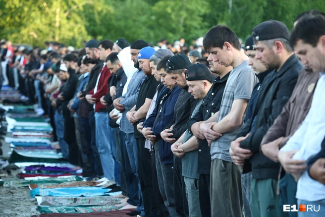 Источник: Владислав Лоншаков / <!--noindex--><a href="https://pikabu.ru/story/zachem_rezat_barana_kak_tyisyachi_musulman_sobralis_na_molitvu_na_sortirovke_14009835?u=http%3A%2F%2FE1.RU&t=E1.RU&h=d14cb2f4849bc246a517d6332b909846dc263a36" title="http://E1.RU" target="_blank" rel="nofollow noopener">E1.RU</a><!--/noindex-->
