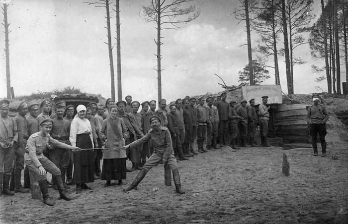 Духовщинский полк. В часы отдыха. 1915 год. (<a href="https://pikabu.ru/story/chem_byi_ditya_ni_teshilos_lish_byi_ne_plakalo_14014429?u=https%3A%2F%2Frussiainphoto.ru%2Fsearch%2Fphoto%2Fyears-1914-1917%2F%3Fpage%3D68%26index%3D5%26paginate_page%3D68&t=%D0%98%D1%81%D1%82%D0%BE%D1%87%D0%BD%D0%B8%D0%BA&h=01749b2a924b508563f920810c713d517075adc0" title="https://russiainphoto.ru/search/photo/years-1914-1917/?page=68&index=5&paginate_page=68" target="_blank" rel="nofollow noopener">Источник</a>)
