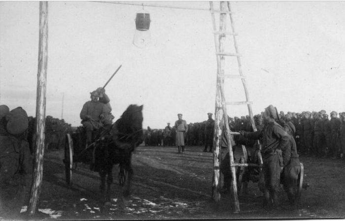 Духовщинский полк. Состязание. Фото 1. 1916 год. (<a href="https://pikabu.ru/story/chem_byi_ditya_ni_teshilos_lish_byi_ne_plakalo_14014429?u=https%3A%2F%2Fhumus.livejournal.com%2F5150875.html&t=%D0%98%D1%81%D1%82%D0%BE%D1%87%D0%BD%D0%B8%D0%BA&h=0eb8572372e3b544ebedf2314a3b4f0b3a0b1b2a" title="https://humus.livejournal.com/5150875.html" target="_blank" rel="nofollow noopener">Источник</a>)