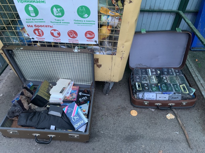 Кто-то выбросил на помойку эти артефакты. В году 98 родители подарили магнитофон Panasonic: Руки вверх, Мумий троль, Сплин, Стрелки, сборники «Союз» и многие другие. Кажется, что это было вчера, а прошло 28 лет. Просто ностальгия в глаз попала.