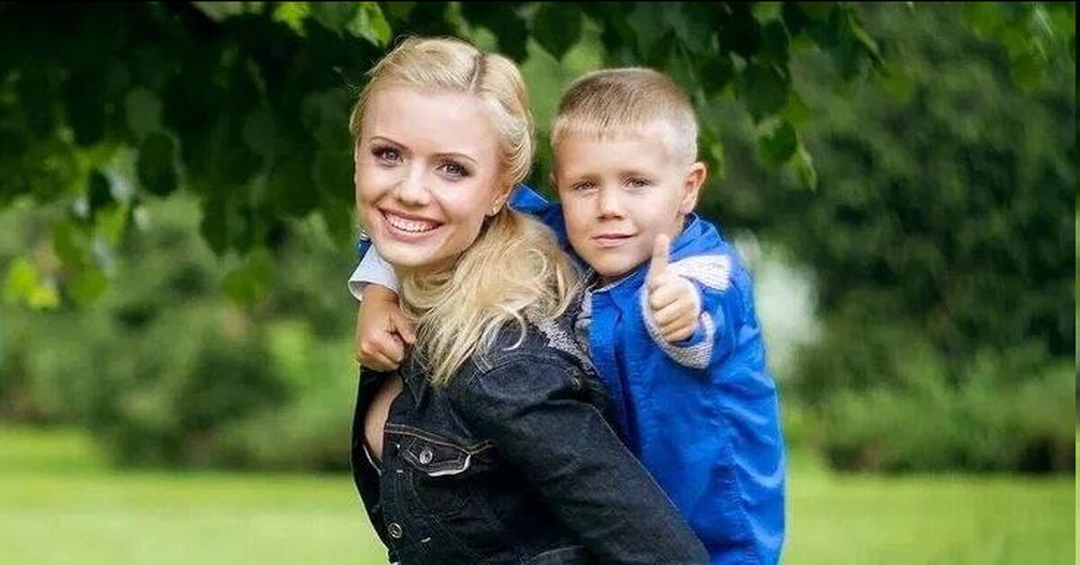 Одинокая мама набросилась на друга сына