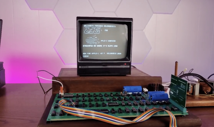 ������� Apple I 1976 ����, � ������������ � ����� �� ����������� BBS. <a href="https://tinkerdifferent.com/threads/im-in-the-apple-1-club.1865/" target="_blank" rel="nofollow noopener">������</a>