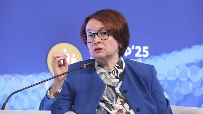 Алтайский пастух сфотографировал Эльвиру Набиуллину, тайно переходящую границу Казахстана в женском платье