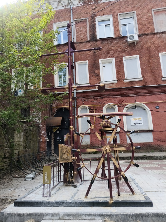 В Нижнем, как, наверное, и в других городах, стало модным делать "достопримечательности" из подручных материалов. Ну, а паркуа бы и не па, как говорится