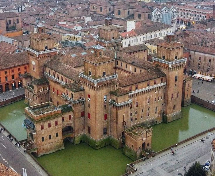 ������� ��� ����� ������� (Castello Estense) � ������ �������, ������� �� ����� � ������ ����� ����� �������� � ������� ��� �����������, � ���������� �����������, � ������ ������� �����������, �, �������, ������ � ����� �� �����.