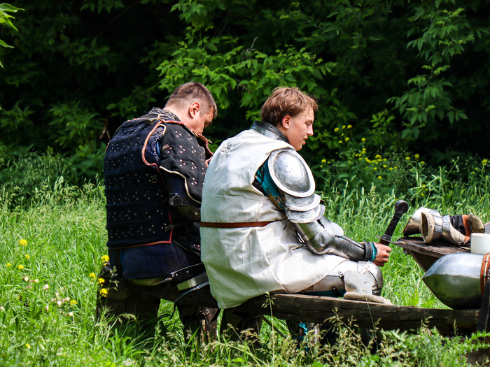 Не так давно играл в Kingdom Come: Deliverance II, парни будто из игры вышли и присели перевести дух на бревне перед новым боем.