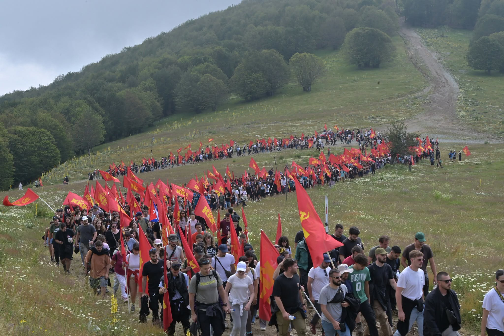 A march of thousands of Greek youth along partisan paths ended with the performance of the Internationale. - Short videos, Picture with text, The photo, Greece, Youth, Communists, Events, Today, Video, Vertical video, Longpost