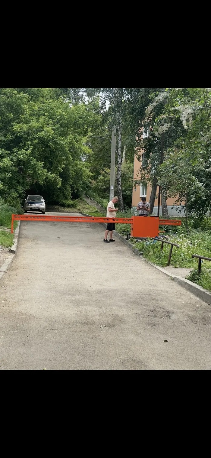 Помоги Пикабу. Шлагбаум на въезде на общедомовую территорию