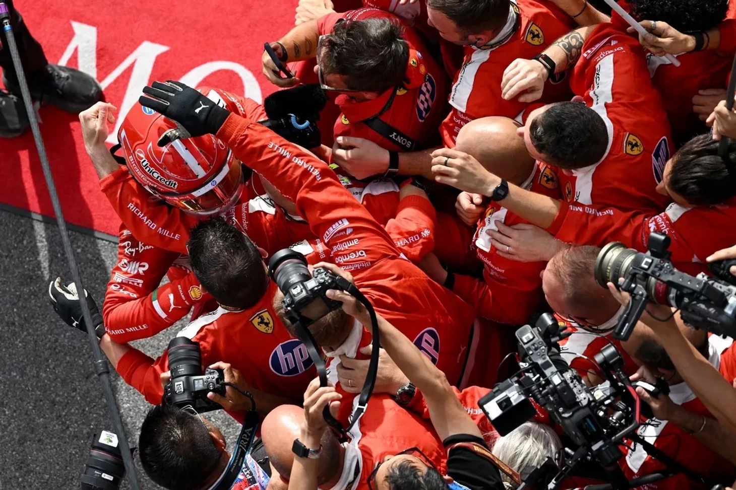 2026 British Grand Prix: Leclerc wins for the first time in two years, Russell and Hamilton take home podium - Series F1 is the queen of motorsport, My, Автоспорт, Formula 1, Speed, Race, Competitions, The photo, Great Britain, Charles Leclerc, Lewis Hamilton, George Russell, Lando Norris, Ferrari, Max Verstappen, Mercedes, Mclaren, Jeremy Clarkson, Brian May, Athletes, Sport, Extreme, Longpost