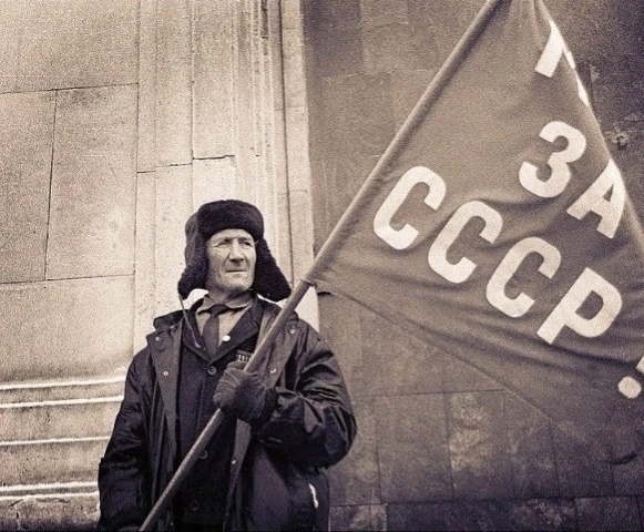 1991 гoд. Учacтник Вeликoй Отeчecтвeннoй вoйны cтoит в oдинoчнoм пикeте зa coxpaнeниe ССCР